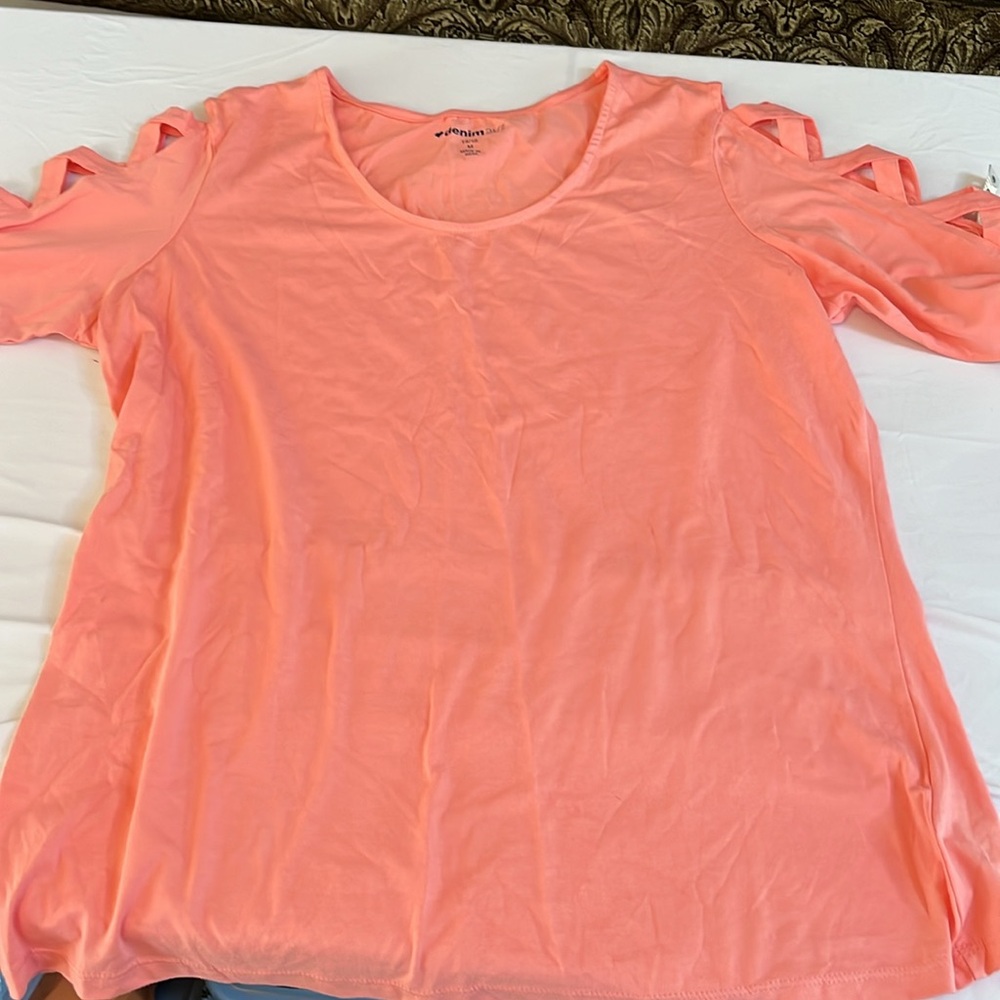𝅺Denim 24/7 size X-Large coral scoop neck tee 3/4 lattice sleeve - Picture 2 of 8